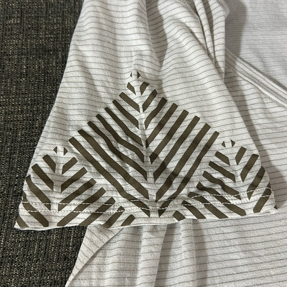 Lululemon Women’s Tee, Size 12/Large - Picture 4 of 6